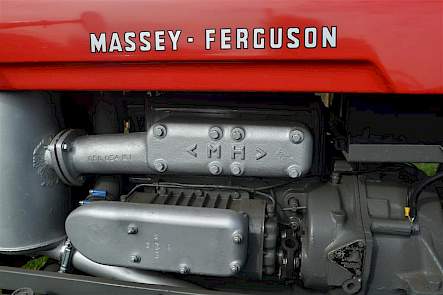 De Franse Massey-Ferguson 821D uit 1958 is op de motorkap en de spatborden na dezelfde trekker als een Massey-Harris Pony.