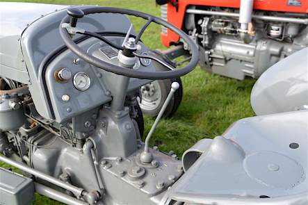 Het dashboard van een Ferguson uit 1948 had in vergelijking met Duitse tijdgenoten al heel wat klokjes, alleen nog geen toerenteller. Die kwam pas met de MF 35.