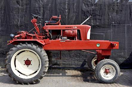 Deze Belarus T25 is omgebouwd tot portaaltrekker waardoor er een rooigarnituur voor witlof en wortels onder gehangen kon worden.
