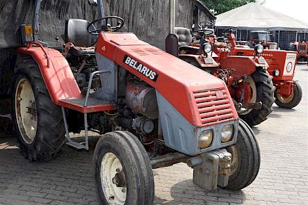 Deze T25 met schuin aflopende neus is van de twee jongere Belarussen uit de collectie van Groenewoud. De trekker is van 1991.