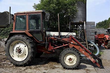 De BX80 met voorlader is in 1991 door Groenewoud nieuw gekocht. Hij gebruikt hem nog steeds op zijn bedrijf.