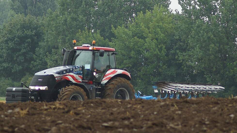 Case-IH Magnum 340 Stars and Stripes  met 9 schaar Rabe - Trekkerweb