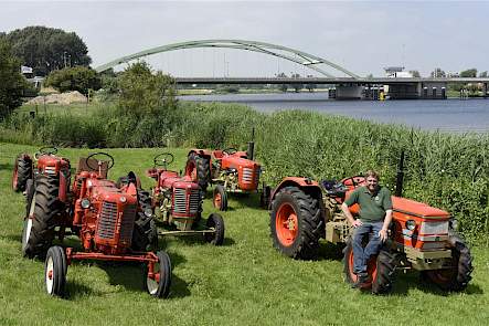 De vijf mooiste Zetors uit de collectie van Rietman met op de achtergrond de brug over het Zwarte Water.