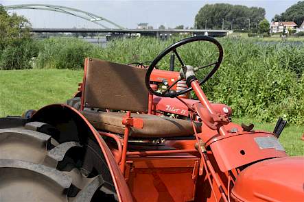 De typisch Oost-Europese bestuurdersstoel van de Zetor K.