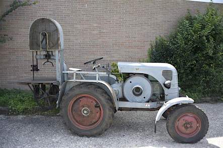 De Kramer K12TH uit 1950 met zaagbank is de oudste Kramer uit de collectie van Rietman.