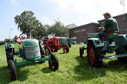 Rietman moet behoedzaam manoeuvreren op het talud van de dijk langs het Zwarte Water. 'Voor je het weet lig je er in'.