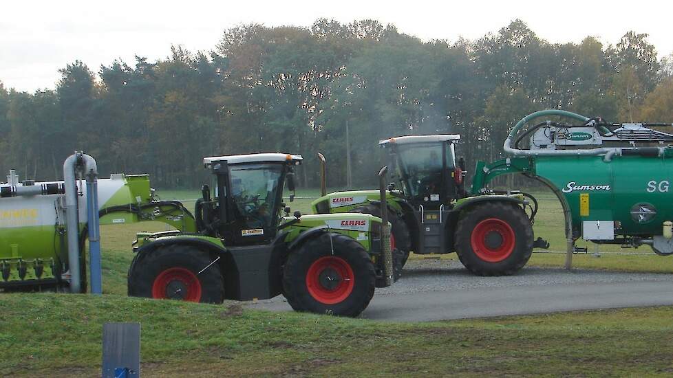 Claas Xerion staan klaar voor de mest  Trekkerweb