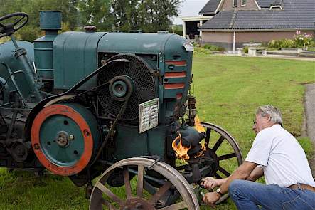 De gasbrander om de H.S.C.S. voor te gloeien brandt niet goed. De vlam moet blauw zijn, niet geel.