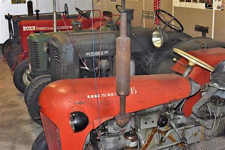 Nog een rijtje met vooraan een Ursus C325 uit 1957 en daarachter een watergekoelde Deutz Cologne uit 1934, een Zetor R die nog van de vader van Jits Coljé is geweest, een Deense Bukh en een McCormick uit 1938.