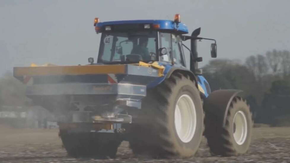 New Holland T7540 over de vorst aan het kali strooien Trekkerweb