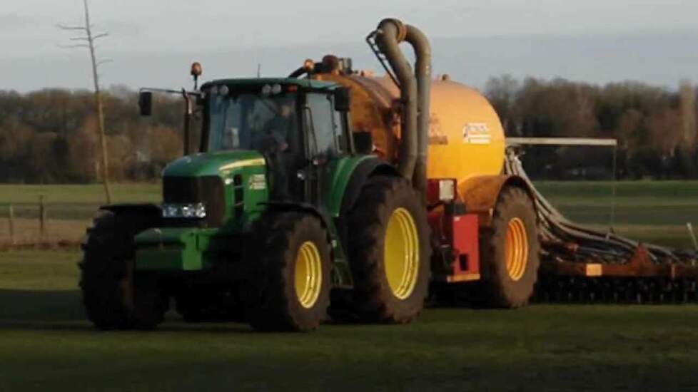 John Deere 7530  met Veenhuis grasland bemesten Trekkerweb