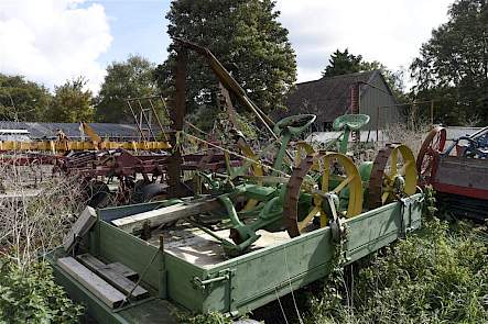 Behalve trekkers verzamelt Piet Vos ook oude landbouwwerktuigen en platte wagens.