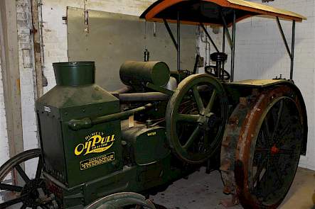 De Rumely Oil Pull op ijzeren wielen is een van de museumstukken uit de collectie van zeventig oldtimers.