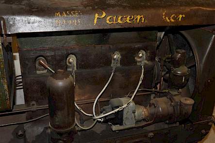 De viercilinder benzinemotor van de Massey Harris levert 36 pk.