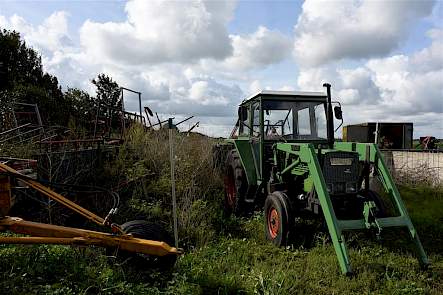 Een van de laatste aanwinsten van Piet Vos is deze Fendt 102S, eigenlijk nog een youngtimer in vergelijking met de meeste van zijn andere trekkers