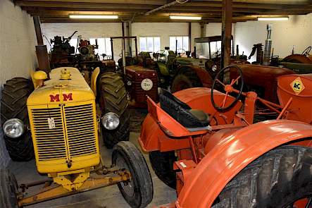 Een andere schuur, andere trekkers. De rode trekker op de voorgrond is een McCormick WD9 Super, de felgele neus is van een Caterpillar D2.