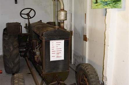 De Massey Harris Pacemaker uit 1937 is een Canadese trekker, vandaar het schilderijtje met de klaprozen, het symbool van Canada.
