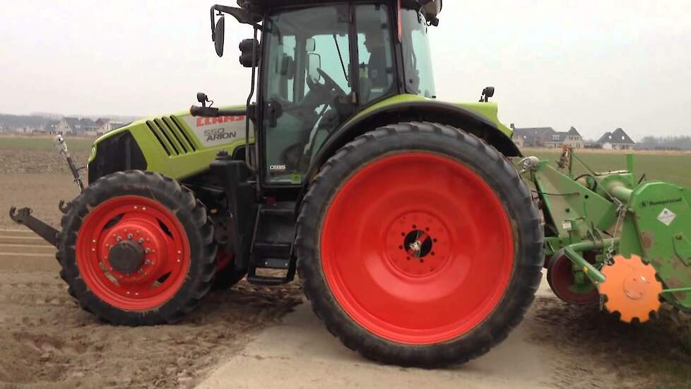 Claas Arion 550 Cebis wortel ruggen aan het frezen - Trekkerweb