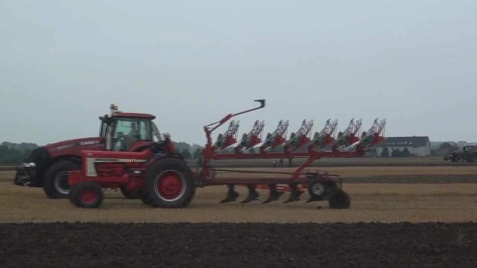 Case-IH Magnum en International aan het ploegen Trekkerweb