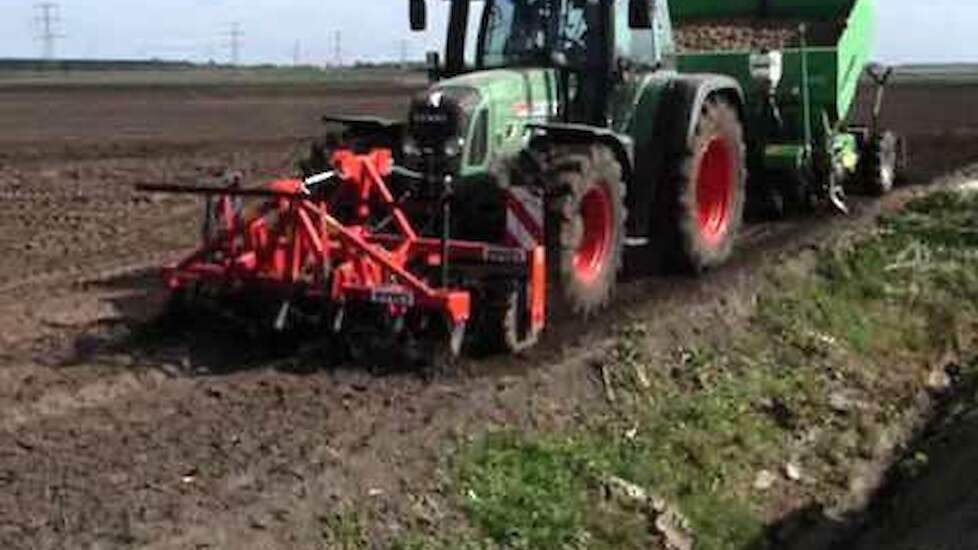 Aardappels poten met Fendt 820 - Trekkerweb.nl