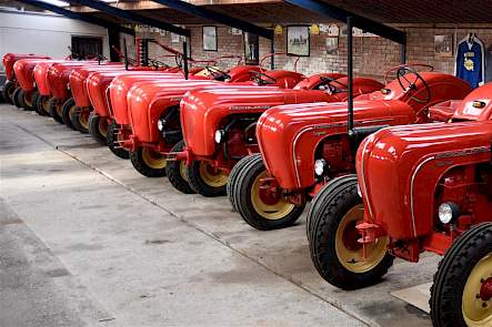 Alle elf de Porsches op een rij in de voormalige ligboxenstal.