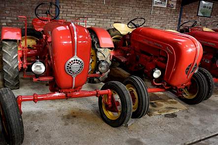 De trekker links is een Allgaier A111, de trekker daarnaast is Junior 109.