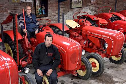 Vader Dirk en zoon Wim van Vliet op de Standard T. Dat was destijds de eerste trekker op de ouderlijke boerderij van vader Van Vliet.