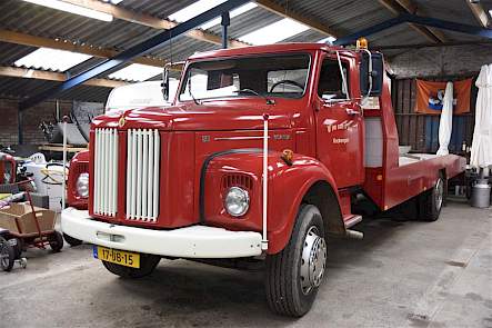 Wim van Vliet kocht twee jaar geleden deze Scania oprijwagen om mee naar Panningen en andere oldtimerevenementen te rijden.