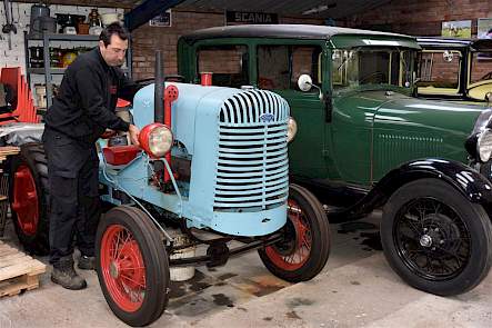 Wim van Vliet kocht twee jaar geleden deze Scania oprijwagen om mee naar Panningen en andere oldtimerevenementen te rijden.
