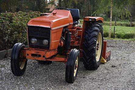 Toen Porsche stopte met trekkers werd de service en onderdelenvoorziening overgenomen door Renault en ook de meeste de dealers gingen over opdat Franse merk. Zo kwam er ook op de boerderij van vader Dirk van Vliet een Renault. Dat was deze Renault 53.