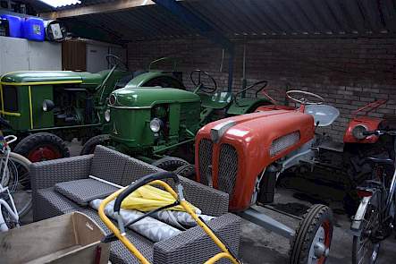 Toen Porsche stopte met trekkers werd de service en onderdelenvoorziening overgenomen door Renault en ook de meeste de dealers gingen over opdat Franse merk. Zo kwam er ook op de boerderij van vader Dirk van Vliet een Renault. Dat was deze Renault 53.