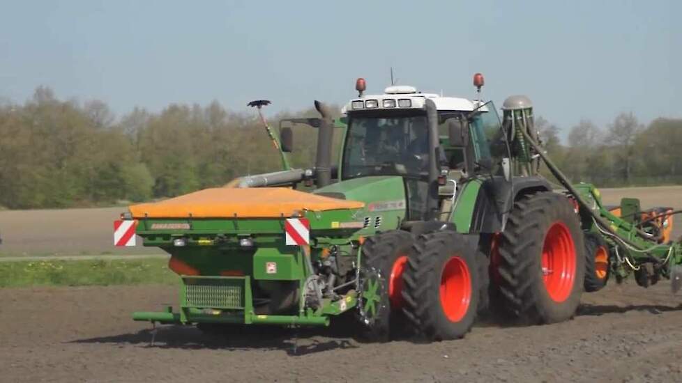 Maiszaaien met Fendt 718 en 8 Rijer Amazone - Trekkerweb