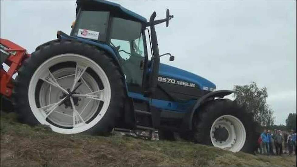 Holaras Kuilverdeler New Holland 8670 Trekkerweb