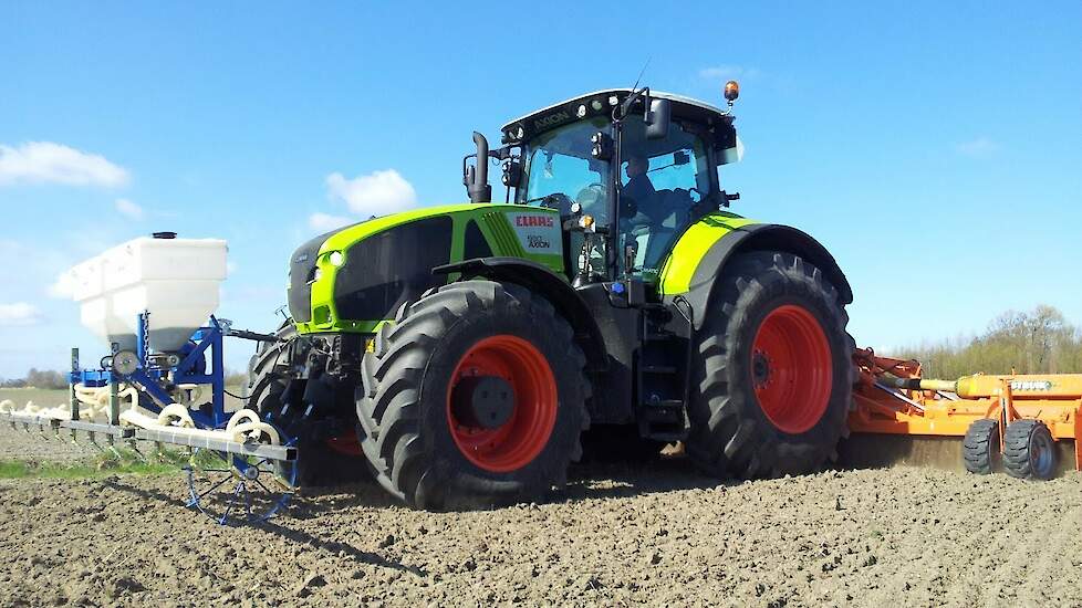 Claas Axion 930 met Struik hakenfrees Trekkerweb