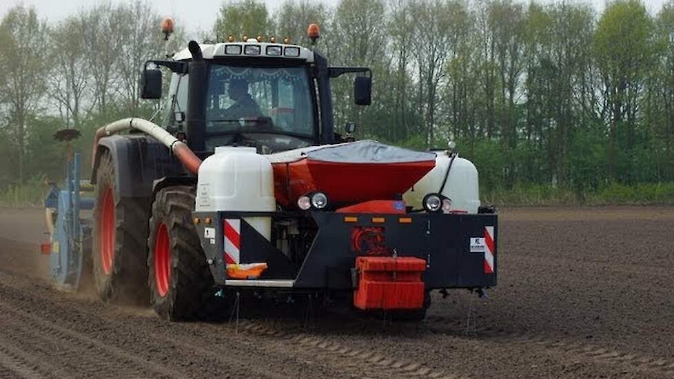 Fendt 820 Vario Black Beauty maiszaaien  Trekkerweb mais