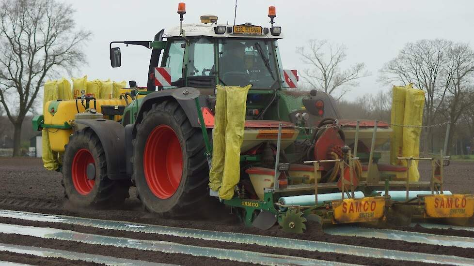 Loonbedrijf Heeringa uit Friesland aan het mais zaaien onder folie Trekkerweb