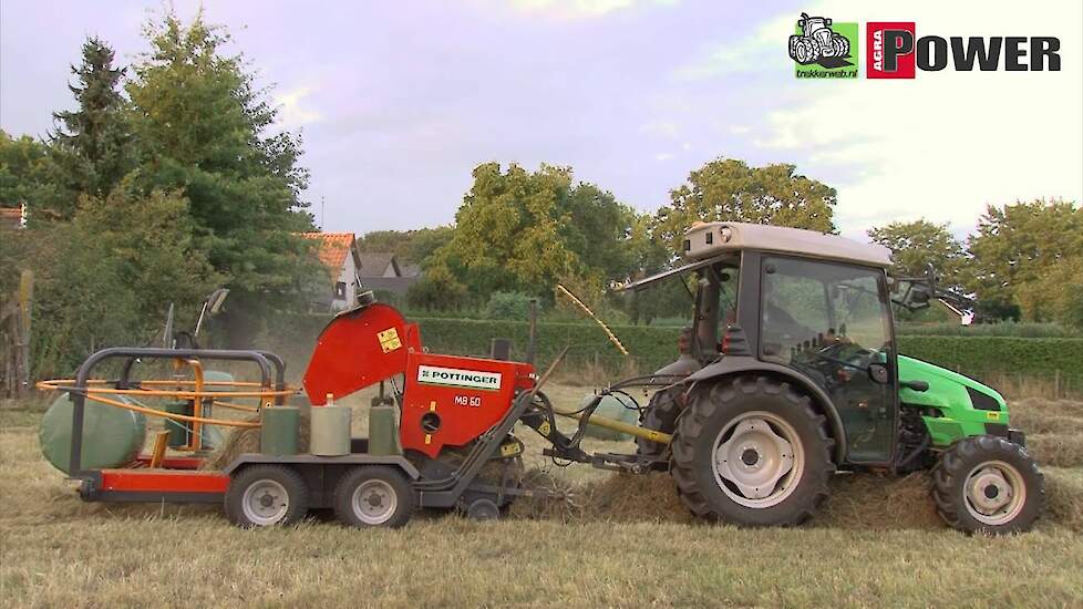 Minibaal Pöttinger perswikkelcombinatie met Deutz-Fahr