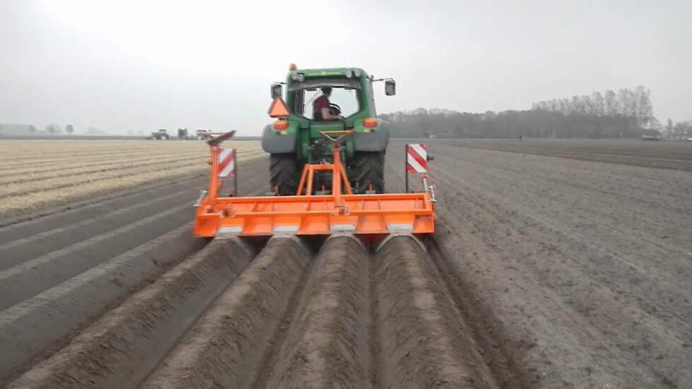 Aardappels aanruggen met de Struik Trekkerweb