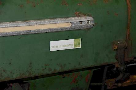 De sticker van de leverancier van de groene Feldmeister heeft de tand des tijds doorstaan.