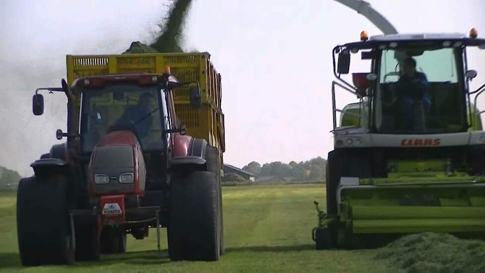 VOF R.E. Wisman & Zn. uit Steenwijkerwold hakselt de eerste snede gras.Trekkerweb