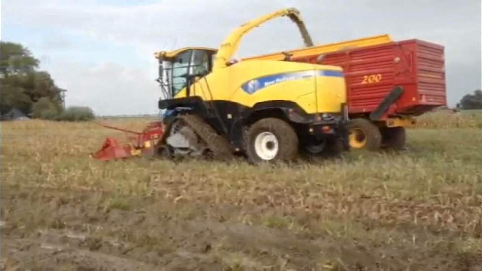 New Holland FR9040 op rups (tracks) Trekkerweb Raupenmähdrescher bei Maisernte 2012