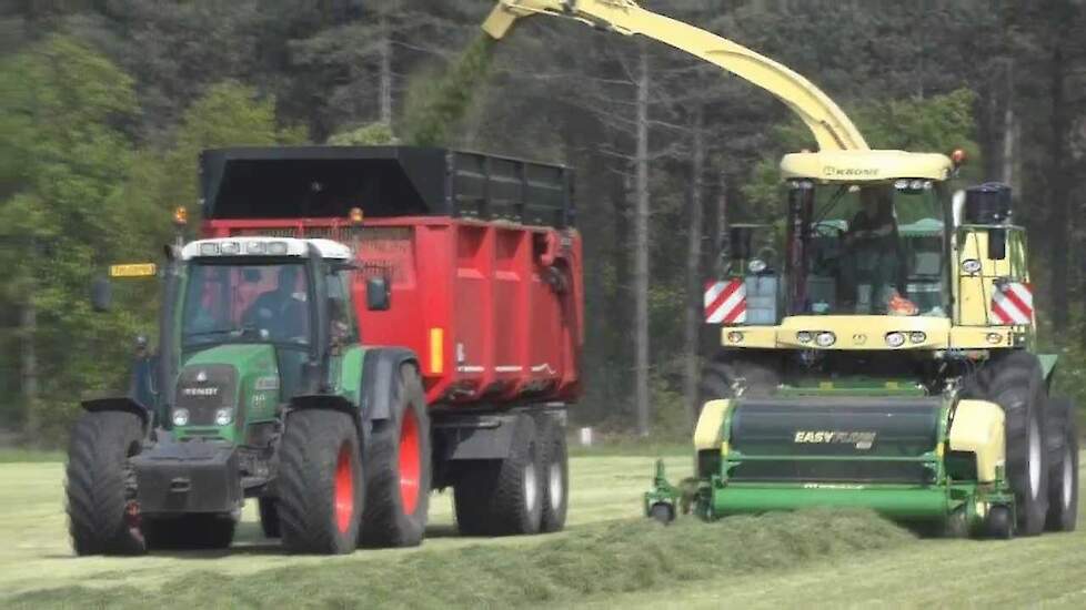 Anton Goosen met de nieuwe KRONE BiG X 700-1 Vari-Stream in het gras Trekkerweb