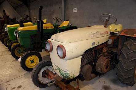 Een ongerestaureerde Case in het jasje van een Vierzon Super 204 met daarachter het origineel. Case nam Vierzon eind jaren vijftig over om in navolging van andere Amerikaanse trekkerproducenten een productielokatie in Europa te krijgen. Het was echter te laat om nog een rol van betekenis te kunnen spelen. Case zou later echter alsnog de Europese markt veroveren door de overname van International.