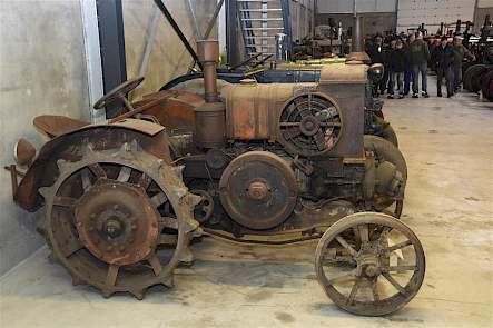 Een van de topstukken van het Indoorgloeikoppersweekend was deze ongerestaureerde HSS KL40 uit 1931. De stoppelaarde zit nog om de nokken van de ijzeren wielen.