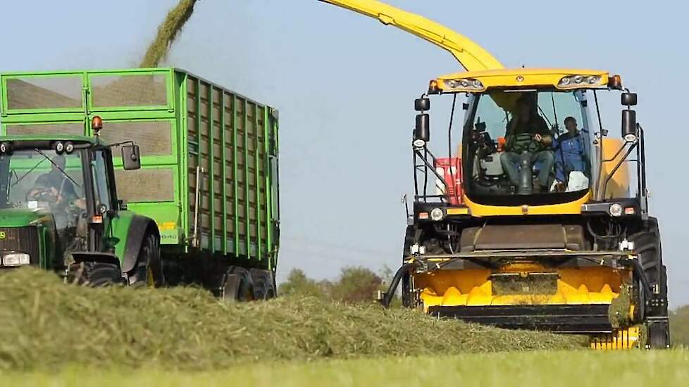 Loonbedrijf Fokkert uit Lemele met nieuwe New Holland FR 9050 - Trekkerweb.nl