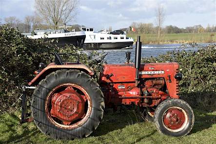 De McCormick D322 met op de achtergrond druk scheepvaartverkeer op de Bergse Maas bij Heusden.