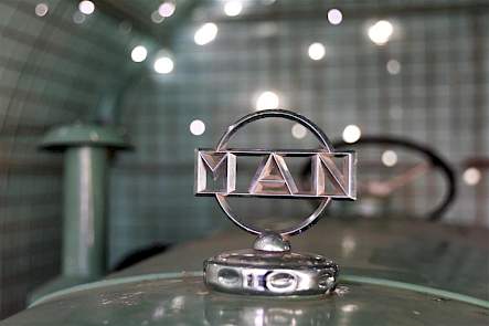 Het logo van de M.A.N. heeft Verhoeven nieuw moeten kopen.