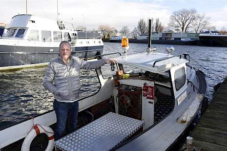 Ofschoon hij in de loop der jaren steeds meer met trekkers heeft gekregen is Jan Verhoeven toch op de eerste plaats een 'botenman'. Hij heeft er twee, een tot woonboot verbouwd vrachtschip waar hij zelf in woont en dit sleepbootje.