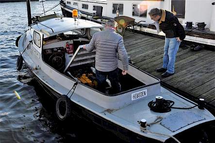 De sleepboot van Verhoeven heeft een 4-cilinder dieselmotor van het merk Vetus, dat gespecialiseerd is in de bouw van scheepsmotoren.