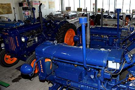 Een overzichtsfoto van het Fordsonmuseum met op de voorgrond drie van de vier Fordsons die in ons land bekend zijn geworden als Blauwe Reiger. Officieel heten ze Fordson Major. De trekkers die daarna kwamen die wij wel Fordson Major zijn gaan noemen heten officieel Fordson New Major.